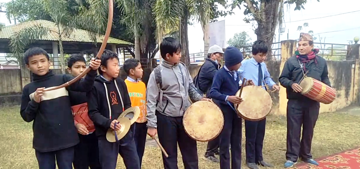 विद्यार्थीलाई पञ्चेबाजा बजाउने तालिम